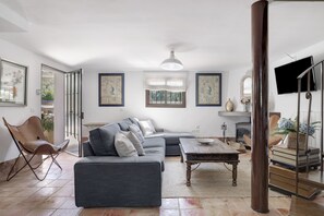 TV - Country House 'El Puente Ronda' with Lake View, Wi-Fi and Air Conditioning (Ronda)