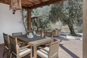 Outdoor dining - Country House 'El Puente Ronda' with Lake View, Wi-Fi and Air Conditioning (Ronda)