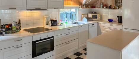 Frigorifero, piano cottura, lavastoviglie, macchina per tè/caffè