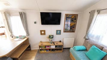 House, 3 Bedrooms, Smoking, Patio | Living room