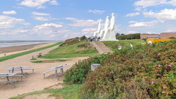 A beach with a sculpture of figures, picnic tables, and a path leading to the sculpture. - Beautiful home in Esbjerg V with WiFi (Esbjerg V)