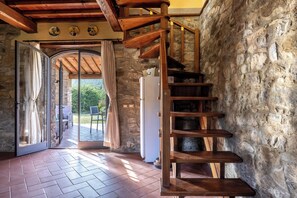 Interior detail - La Casina Cottage by Geco Vacation Rentals (Bucine)