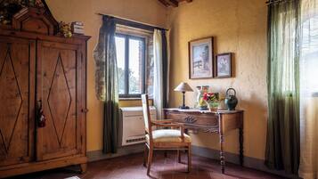 Cottage, 1 Double Bed | Free cribs/infant beds, rollaway beds, free WiFi, bed sheets