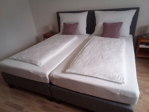 Iron/ironing board, bed sheets