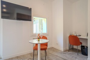 Kahden hengen deluxe-huone, parveke | Ilmainen Wi-Fi