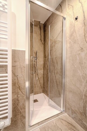 Deluxe Double Room, Balcony | Bathroom | Shower, hair dryer, towels, soap - Italianflat - Vandom Suite Duomo (Milan)