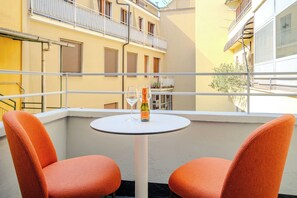 Kahden hengen deluxe-huone, parveke | Terassi/patio