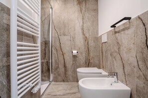 Deluxe Double Room, Balcony | Bathroom | Shower, hair dryer, towels, soap - Italianflat - Vandom Suite Duomo (Milan)