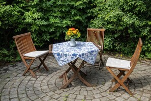 Outdoor dining - Holiday Home 'Windmill Betty by the North Sea' with Private Terrace, Private Garden and Wi-Fi (Cuxhaven)