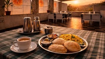 Frokost med lokale retter hver dag (INR 250 per person)