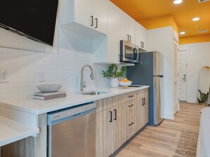 ثلاجة، ميكروويف، موقد طهي مسطح، غسالة أطباق