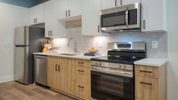 Réfrigérateur, micro-ondes, plaque de cuisson, lave-vaisselle