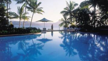 Hồ bơi ngoài trời