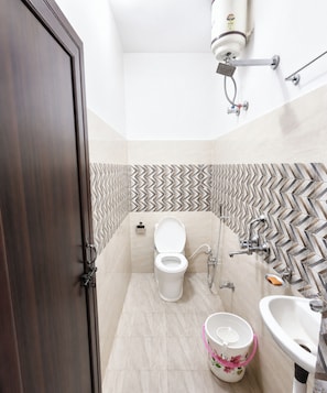 Deluxe Triple Room, Air conditioning | Bathroom | Shower, rainfall showerhead, slippers, towels
