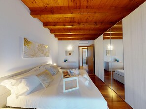 1 chambre, coffre-fort, fer et planche à repasser