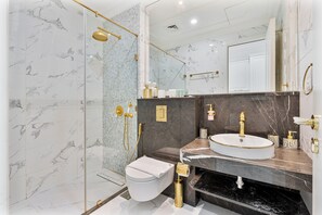 Douche, sèche-cheveux, serviettes fournies, papier toilette