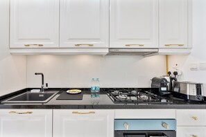 Kjøleskap, mikrobølgeovn, ovn og kokeplater