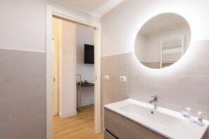 Habitación cuádruple Confort | Baño | Ducha, secador de pelo, toallas y jabón