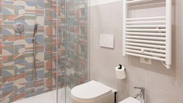 Chambre Quadruple Confort | Salle de bain | Douche, sĂšche-cheveux, serviettes fournies, savon