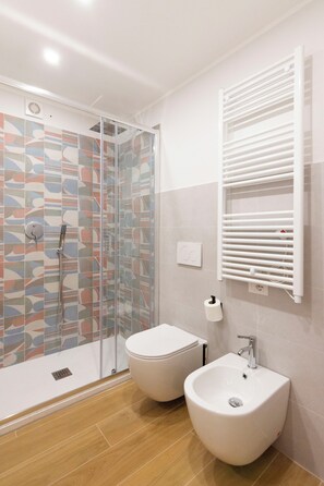 غرفة رباعية مريحة | حمام | تجهيزات دش، مجففات شعر، مناشف، صابون