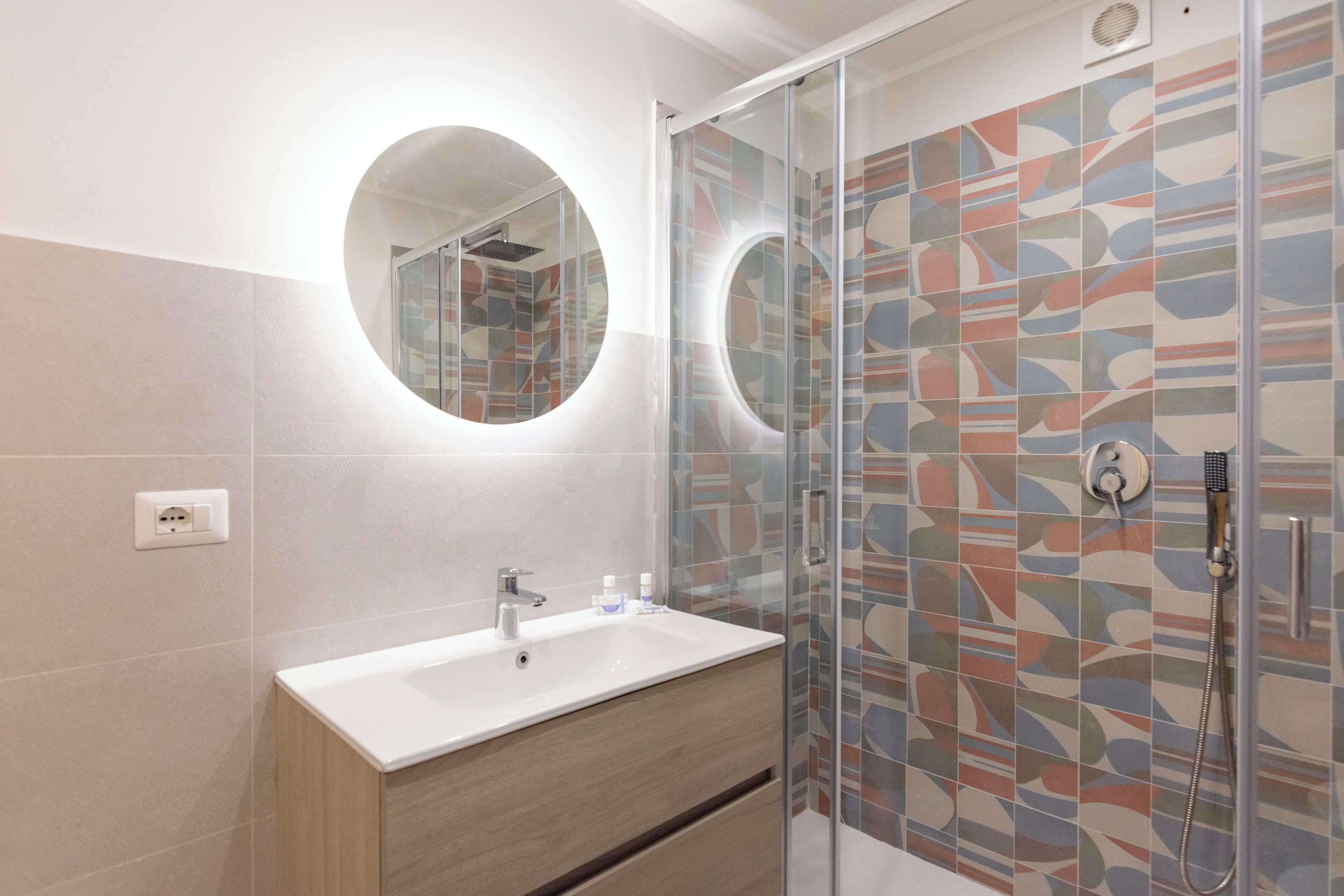 Comfort-Vierbettzimmer | Badezimmer | Dusche, Haartrockner, Handtücher, Seife