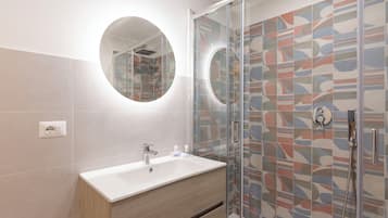 Comfort Quadruple Room | Bathroom | Shower, hair dryer, towels, soap