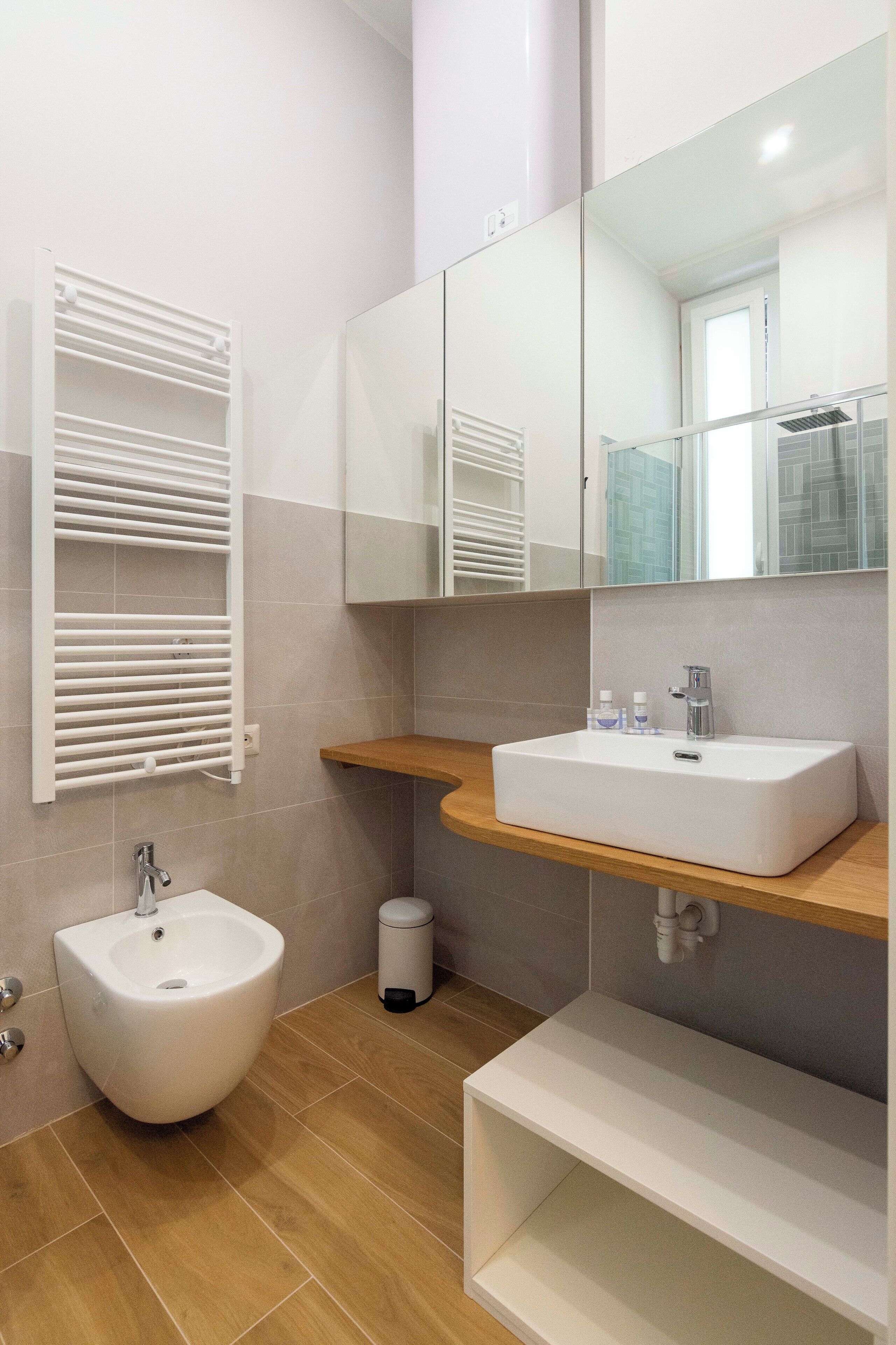 Comfort Double Room | Bathroom | Shower, hair dryer, bidet, towels