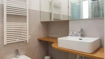 Comfort Double Room | Bathroom | Shower, hair dryer, bidet, towels