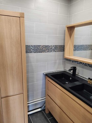 Douche, serviettes fournies