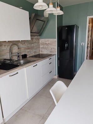 Réfrigérateur, micro-ondes, four, cafetière/bouilloire