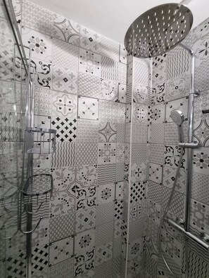 Douche, serviettes fournies