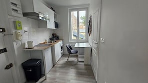 Mikrowelle, Geschirrspüler, Wasserkocher mit Kaffee-/Teezubehör, Toaster