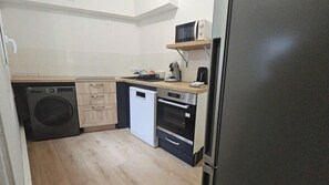 Kühlschrank, Mikrowelle, Ofen, Geschirrspüler