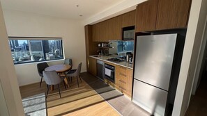 Fridge, microwave, oven, stovetop - A Luxury City Break with a Magical View (Melbourne)