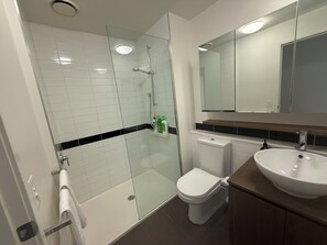 Dusj, hårføner, håndklær og såpe