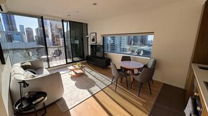 Téléviseur connecté, lecteur de DVD, sélection de films