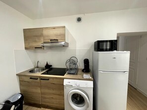 Kjøleskap, mikrobølgeovn, kokeplater og kaffetrakter/tekoker