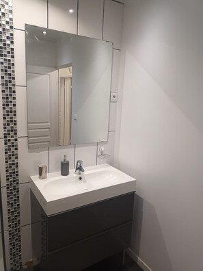 Douche, serviettes fournies