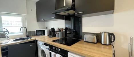 ثلاجة، ميكروويف، فرن، موقد طهي مسطح