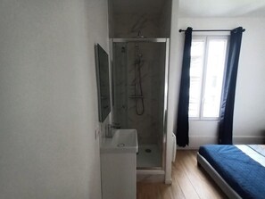 Douche, serviettes fournies