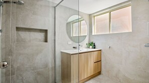 Shower, hair dryer, towels - Mallory Place Unit 3, 11 Saltair Street, Kings Bea (Kings Beach)