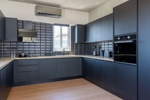 Apartment, 3 Bedrooms, Balcony, Sea View | Private kitchen | Fridge, microwave, oven, stovetop