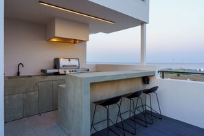 Outdoor dining - The Penthouse - 3BR Seaview in Larnaca (Larnaca)