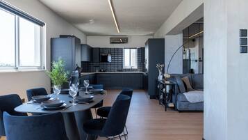 Apartamento, 3 quartos, sacada, vista para o mar | Opções para refeição no quarto
