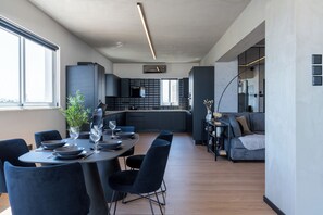 Appartement, 3 chambres, balcon, vue mer | Restauration dans la chambre