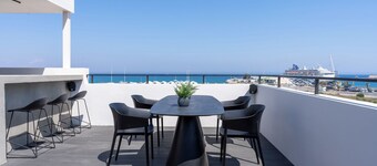 The Penthouse - 3BR Seaview in Larnaca