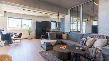 Apartamento, 3 quartos, sacada, vista para o mar | Cozinha privada | Geladeira, micro-ondas, fogão, cooktop