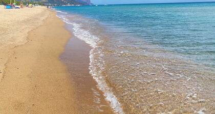 Lovely detached cottage with large outdoor space, 700 m. from the beach