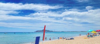 Lovely detached cottage with large outdoor space, 700 m. from the beach