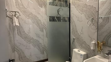Hårføner, tøfler, håndklær og såpe